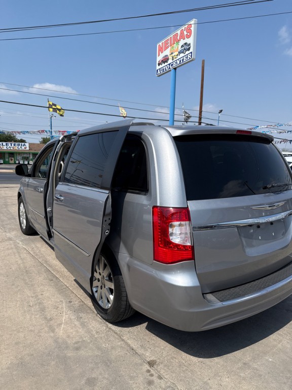 2016 Chrysler Town & Country Image 5