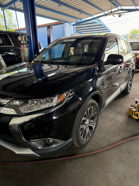 2018 Mitsubishi Outlander Image 2