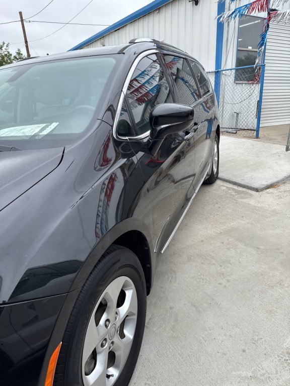 2017 Chrysler Pacifica Image 2