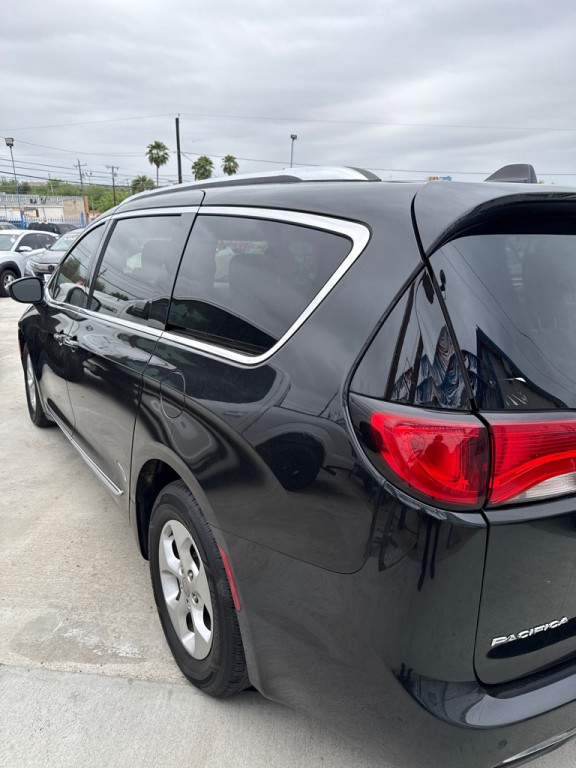 2017 Chrysler Pacifica Image 3