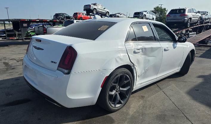 2020 Chrysler 300 Image 4