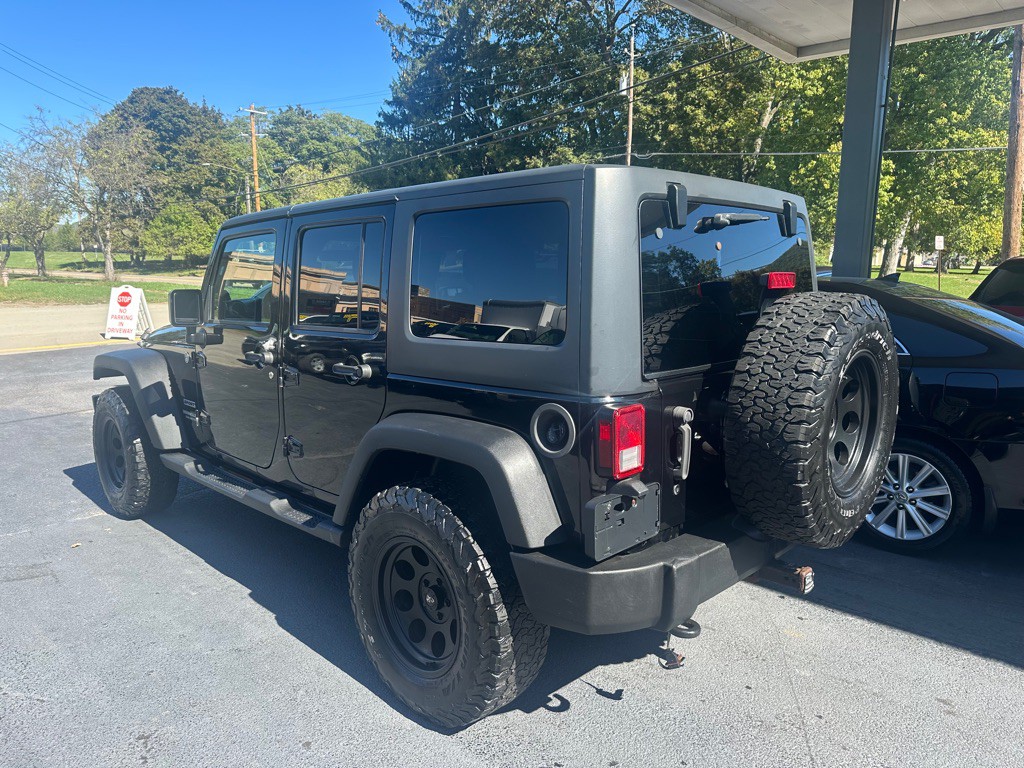 2011 Jeep Wrangler Unlimited Image 3