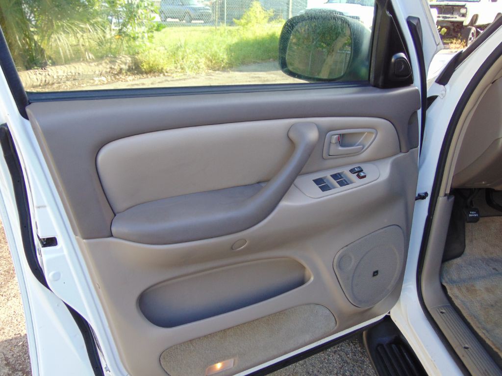 2005 Toyota Sequoia Image 24