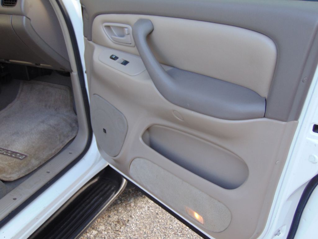 2005 Toyota Sequoia Image 26