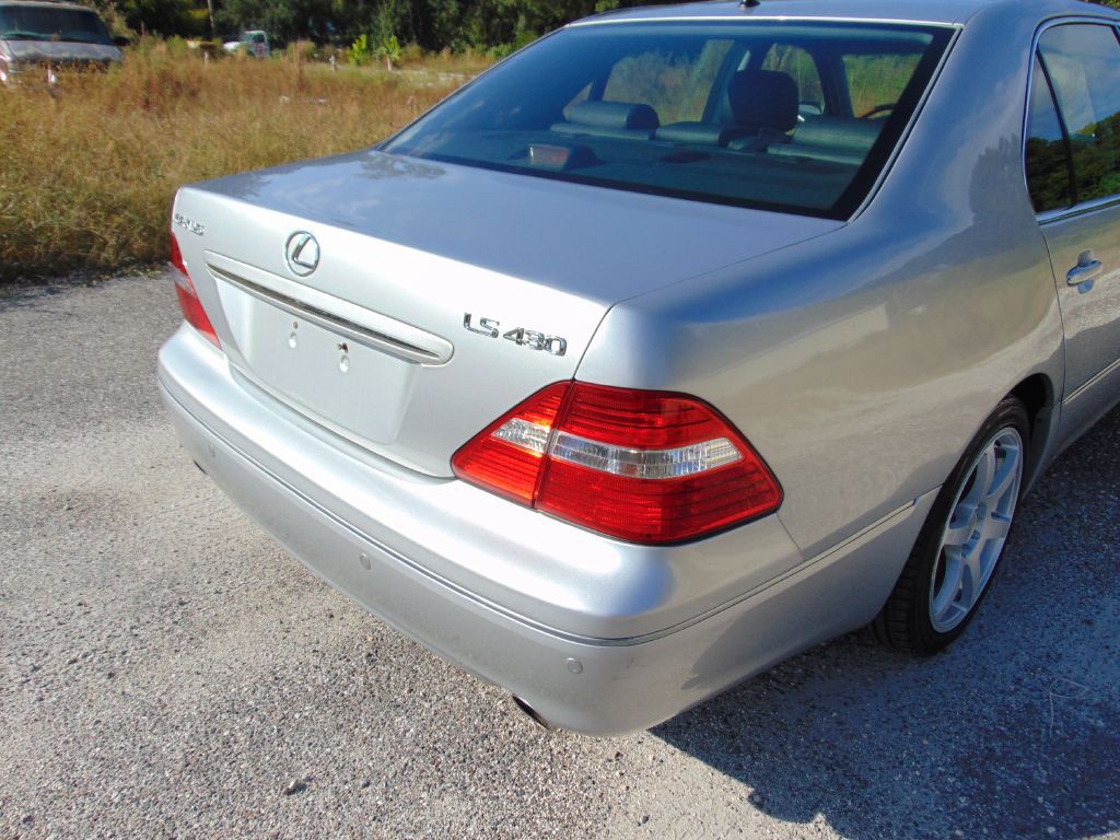 2005 Lexus LS Image 10