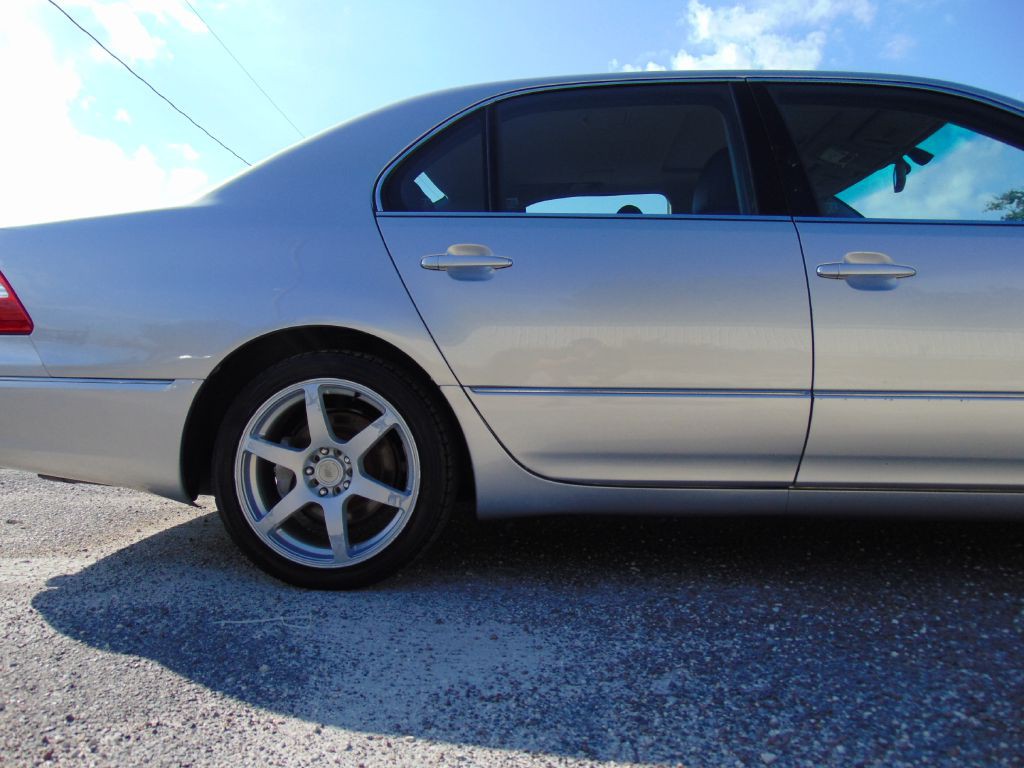 2005 Lexus LS Image 13