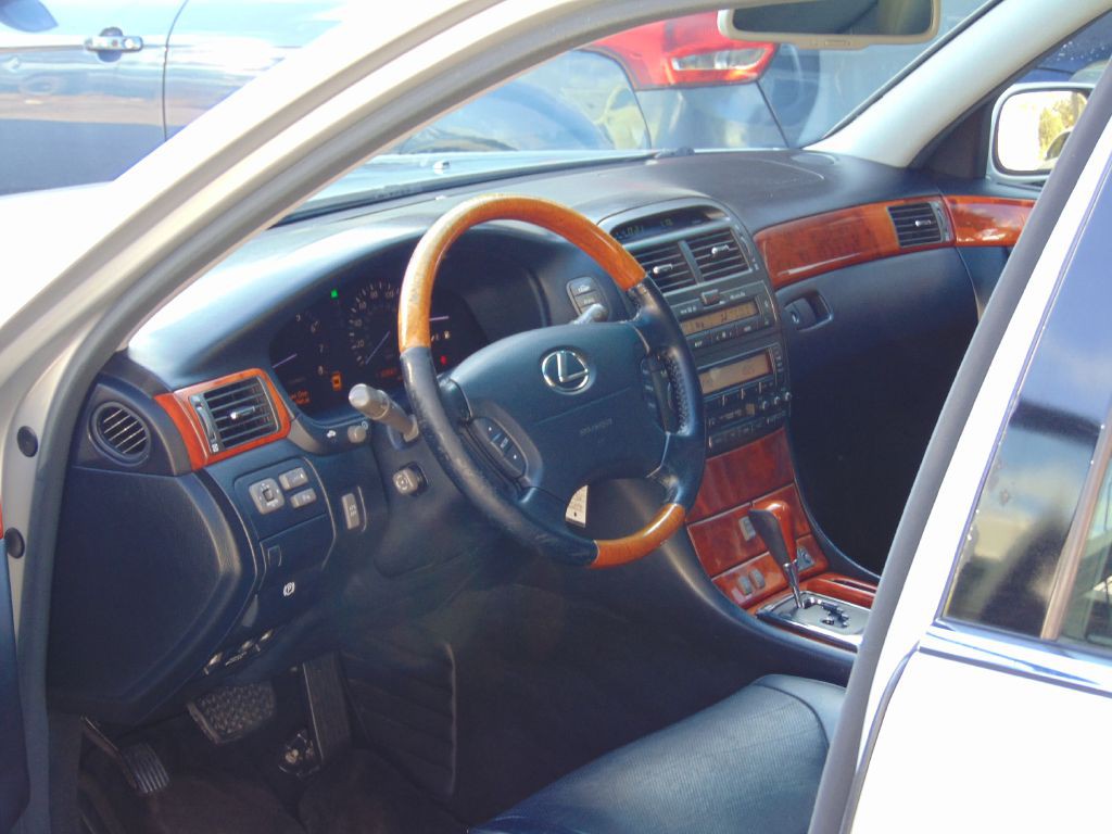 2005 Lexus LS Image 18