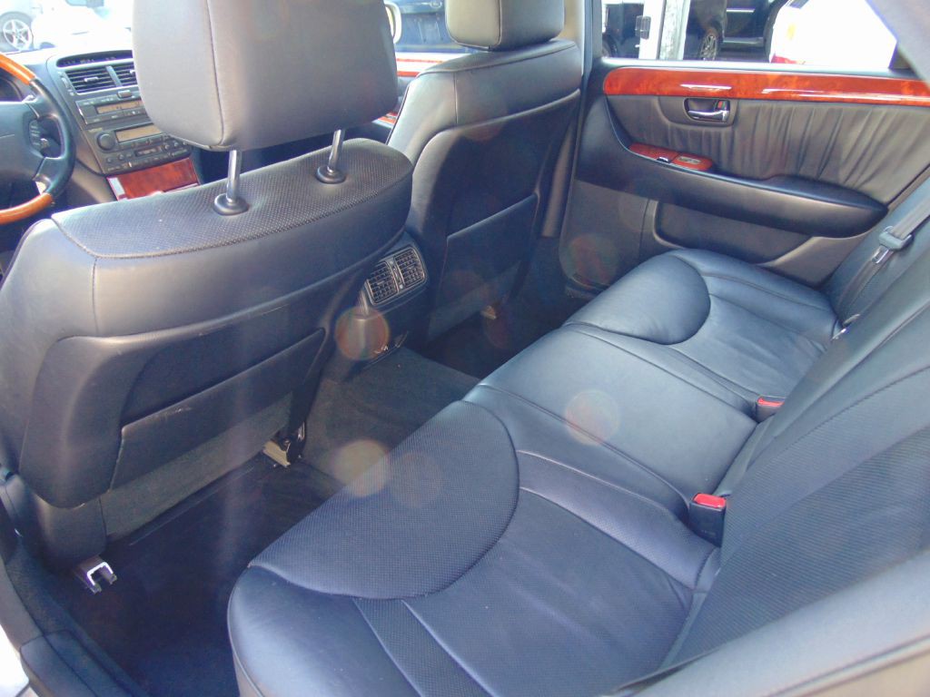 2005 Lexus LS Image 20