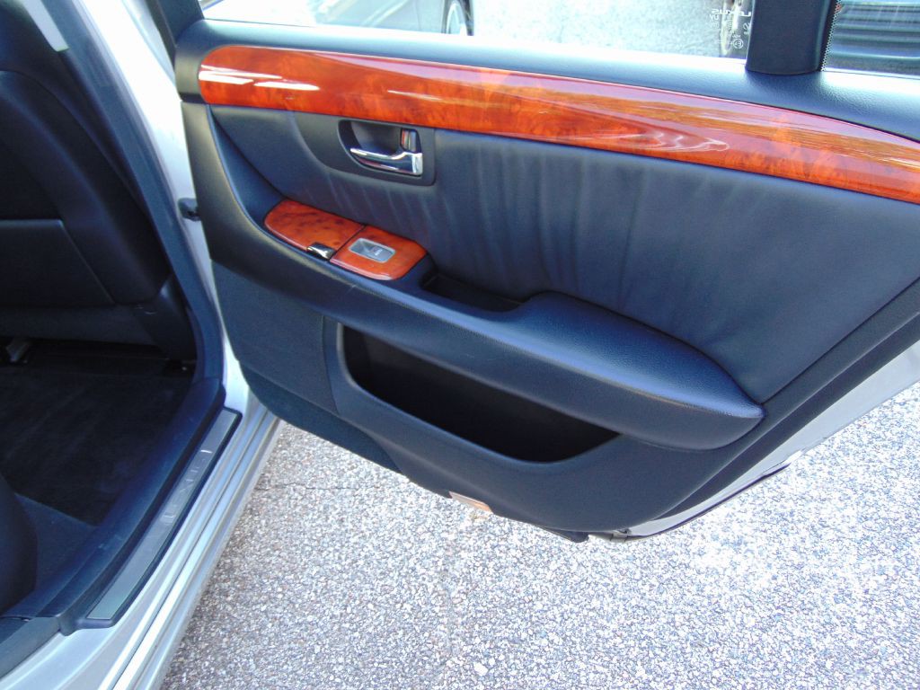 2005 Lexus LS Image 23