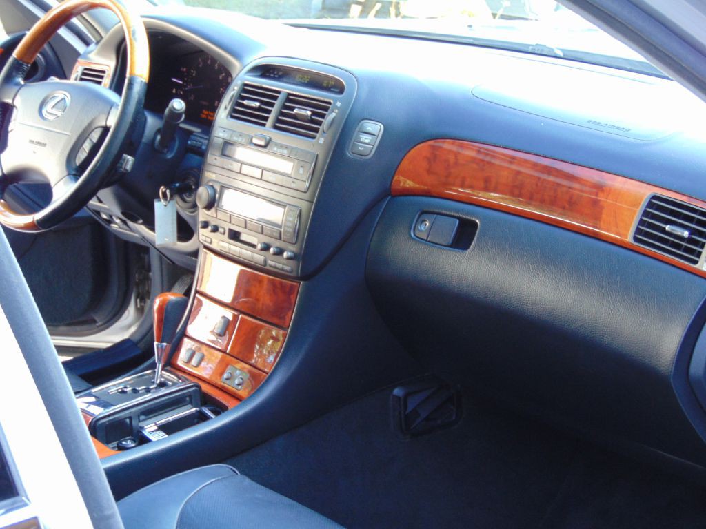 2005 Lexus LS Image 25