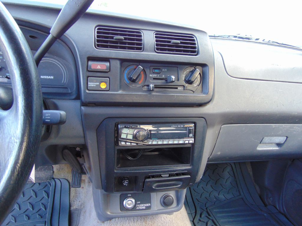 1999 Nissan Frontier Image 18