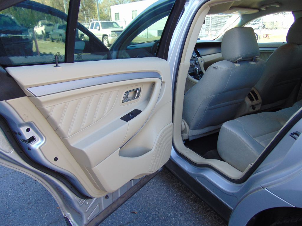 2015 Ford Taurus Image 19