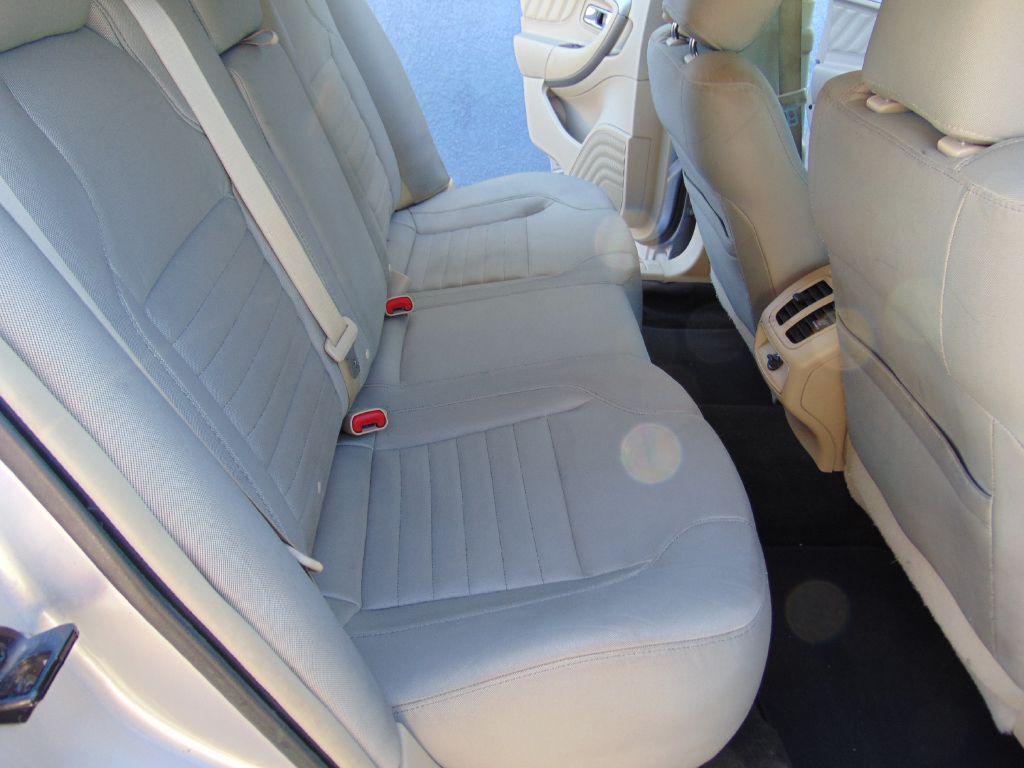 2015 Ford Taurus Image 22