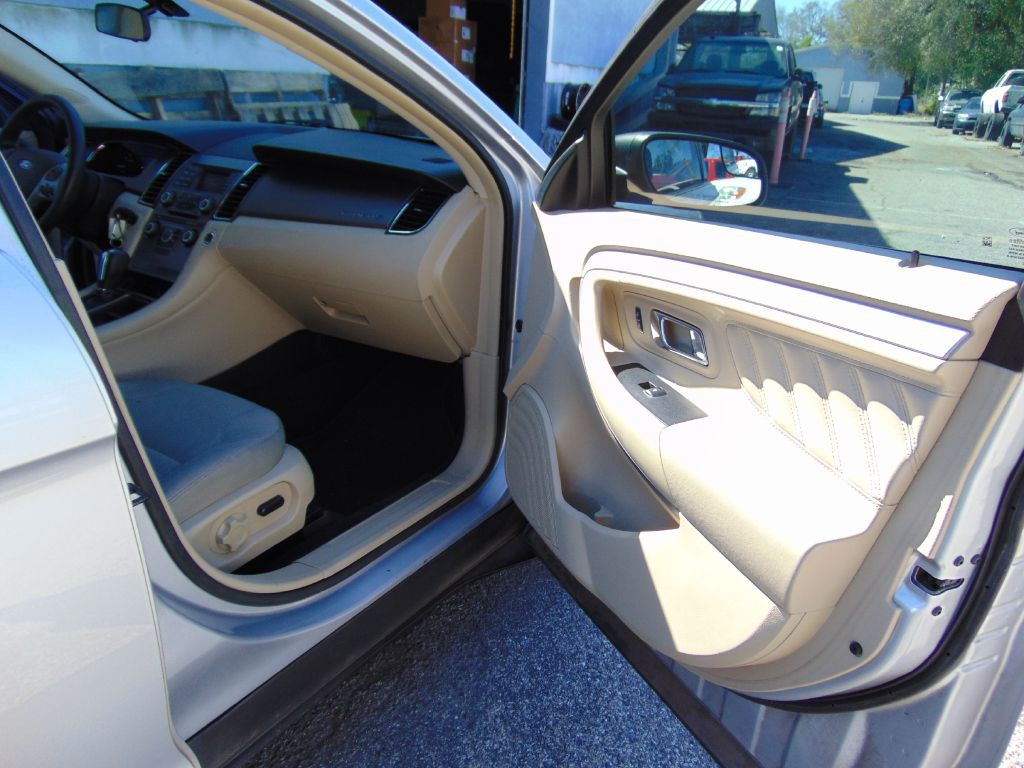 2015 Ford Taurus Image 24