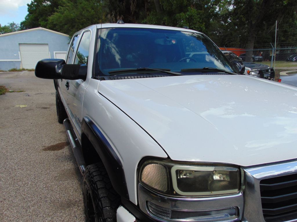 2004 GMC Sierra Image 3