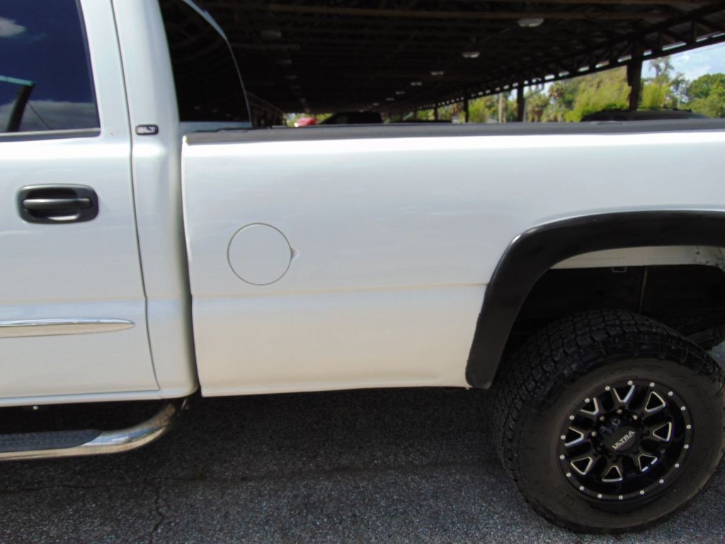 2004 GMC Sierra Image 8