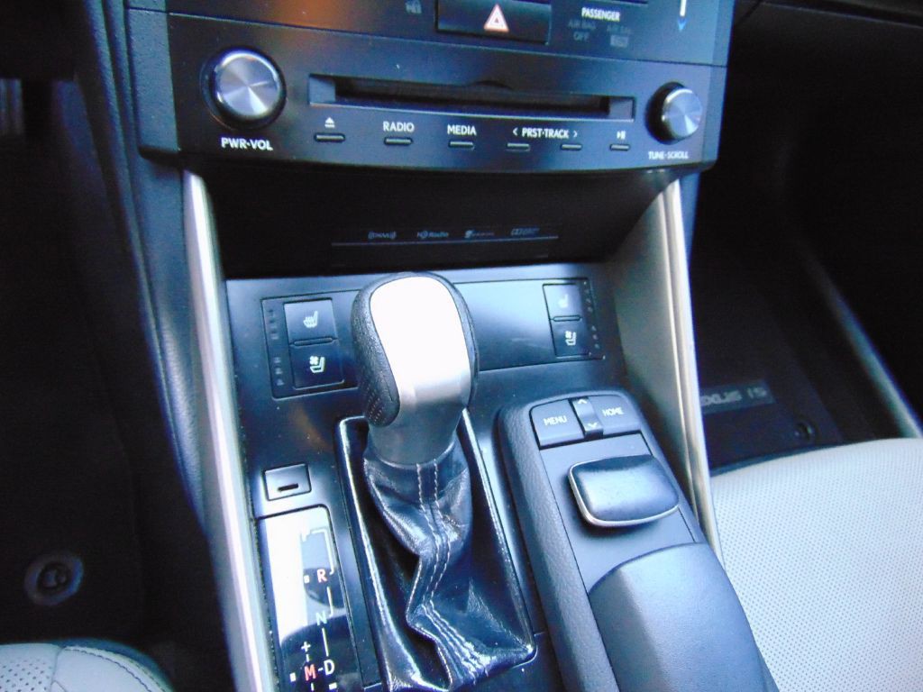 2014 Lexus IS Image 32