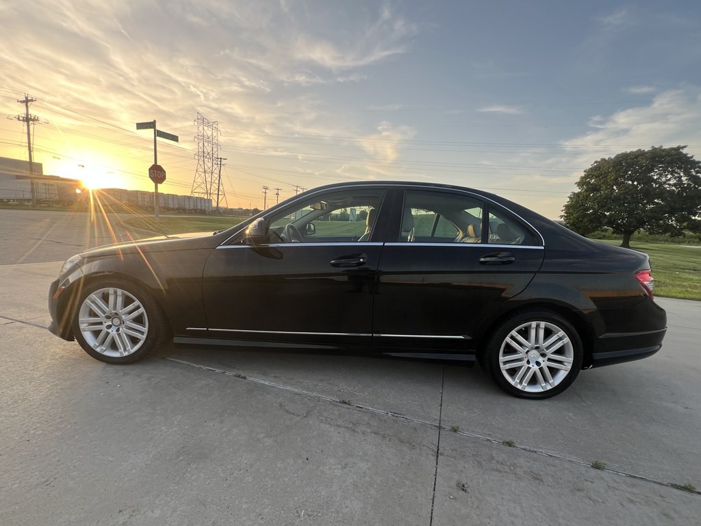 2009 Mercedes-Benz C-Class Image 2