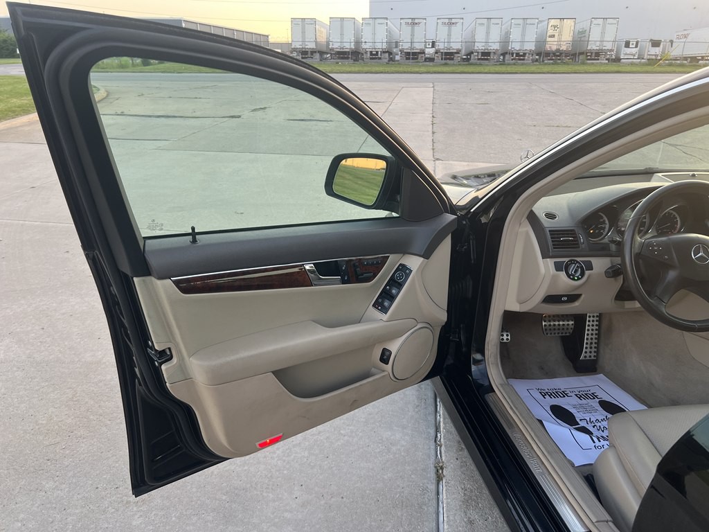 2009 Mercedes-Benz C-Class Image 16