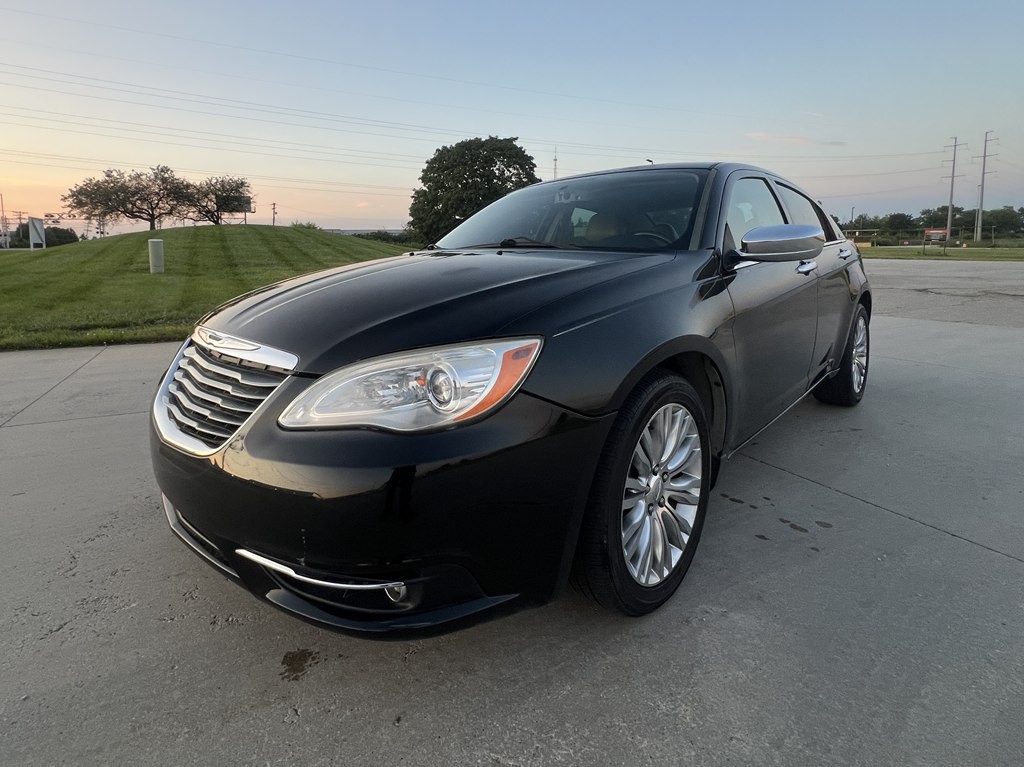 2012 Chrysler 200 Image 1