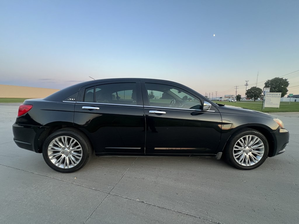 2012 Chrysler 200 Image 6