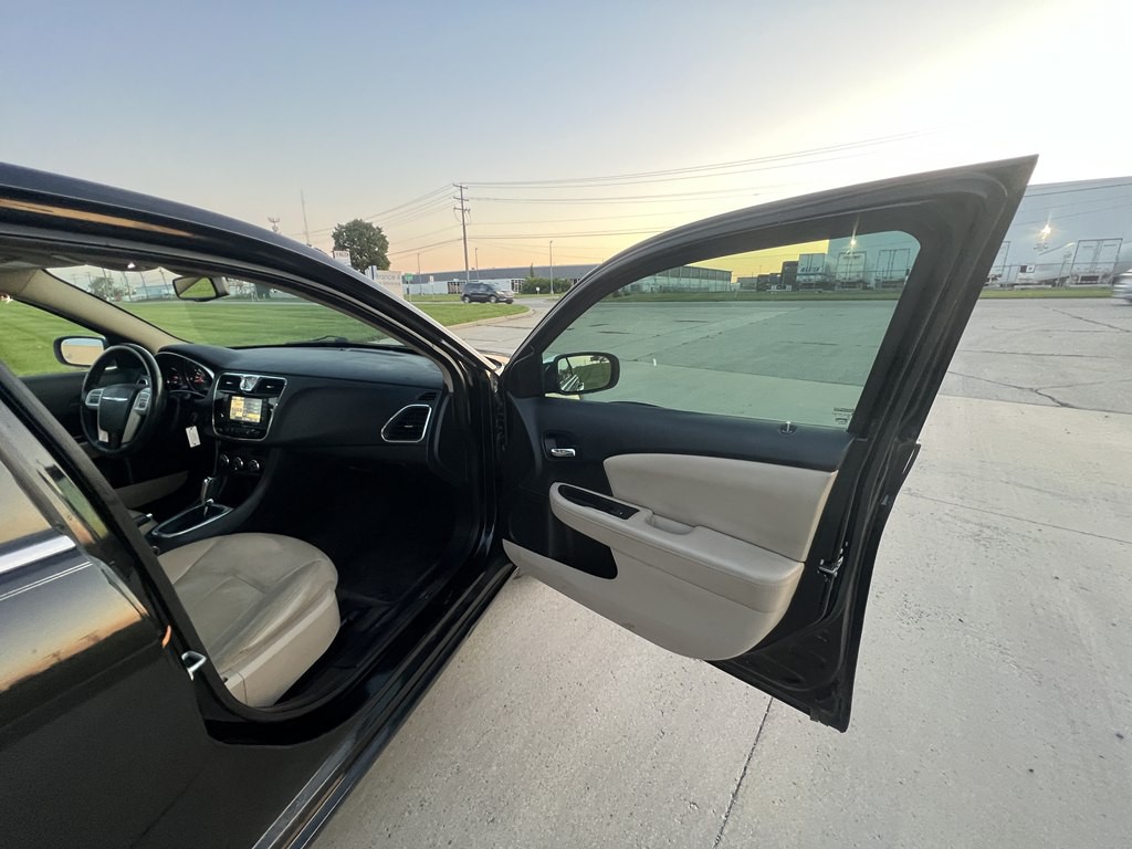 2012 Chrysler 200 Image 9