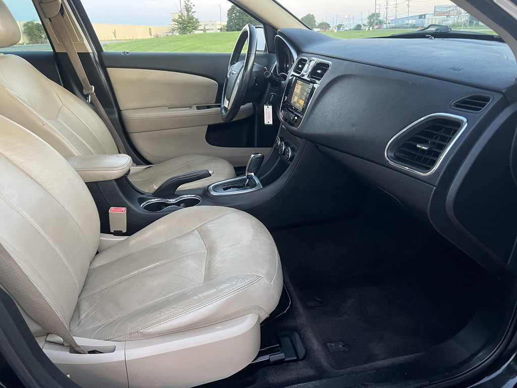 2012 Chrysler 200 Image 10
