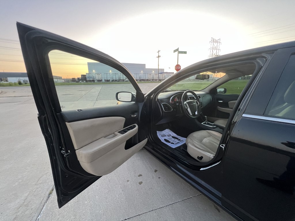 2012 Chrysler 200 Image 15
