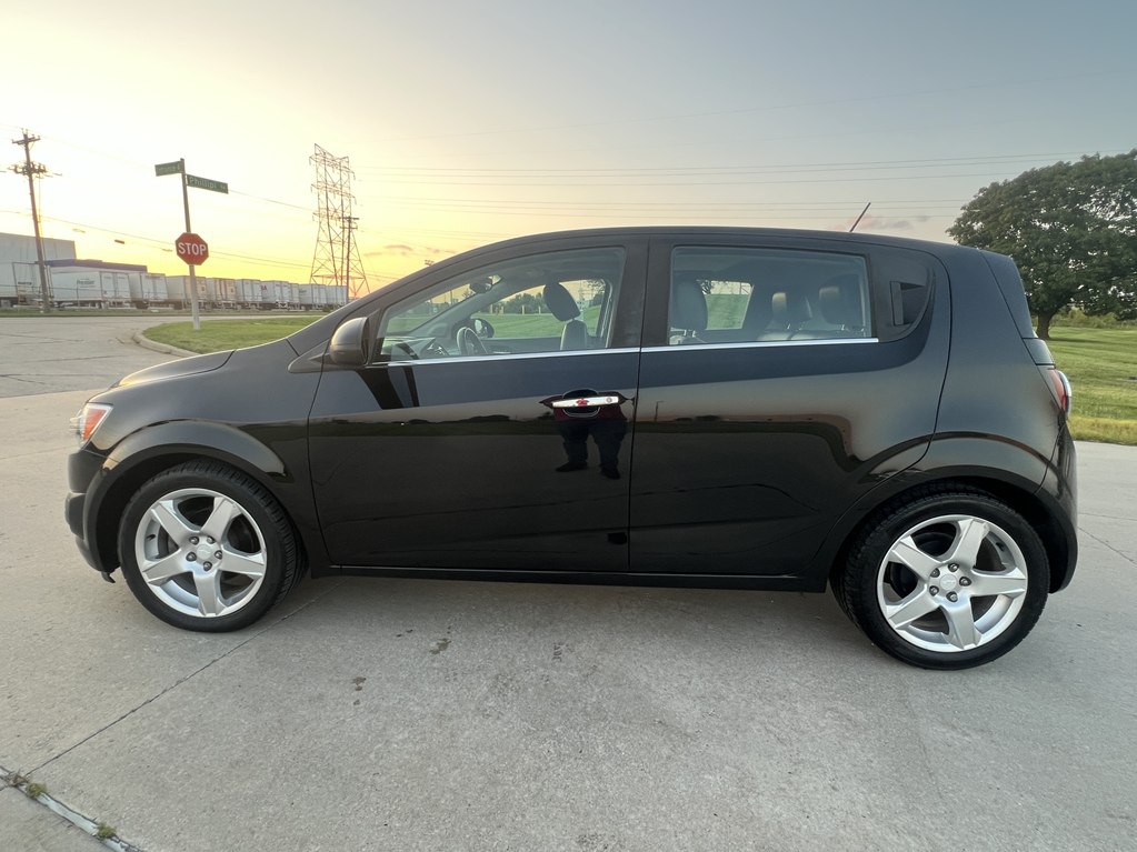 2016 Chevrolet Sonic Image 2
