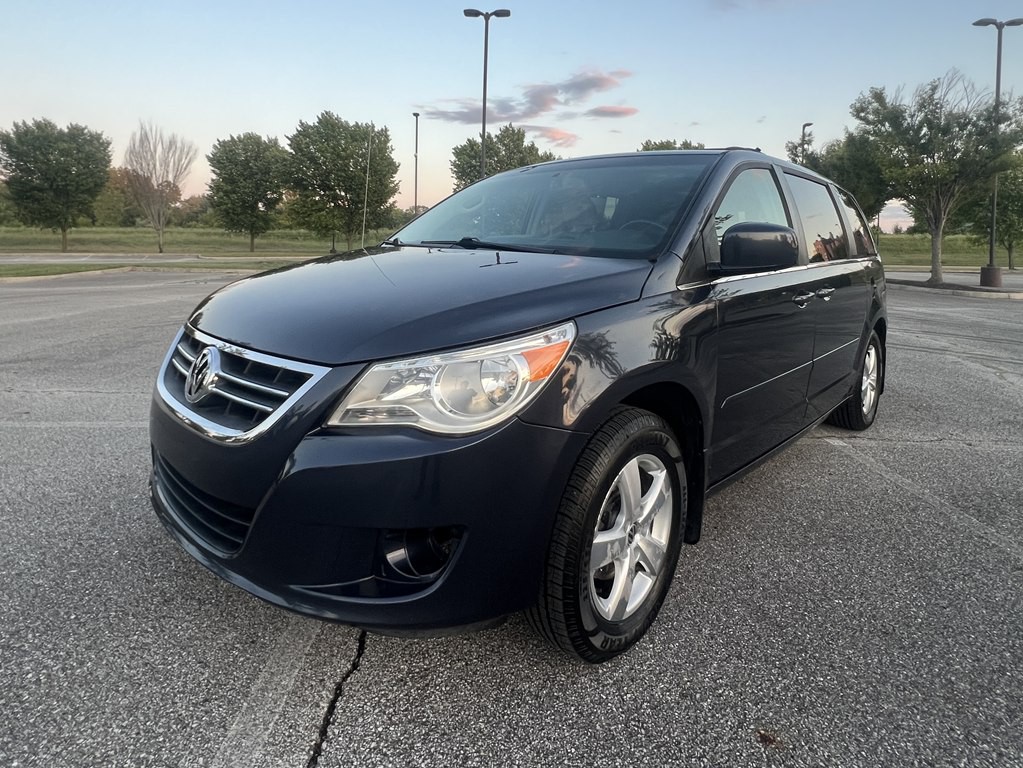 2009 Volkswagen Routan Image 1