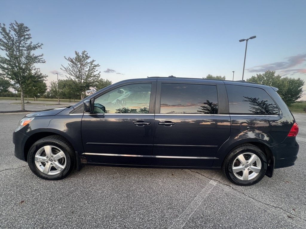 2009 Volkswagen Routan Image 2