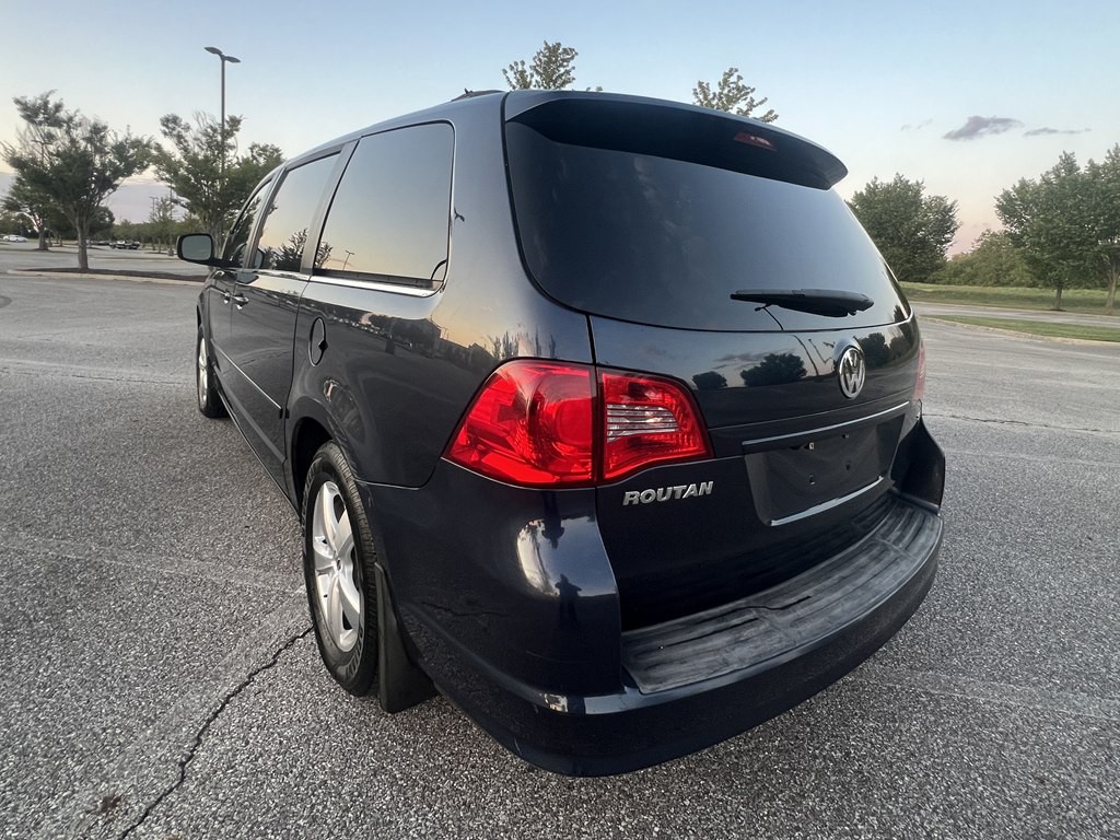 2009 Volkswagen Routan Image 3