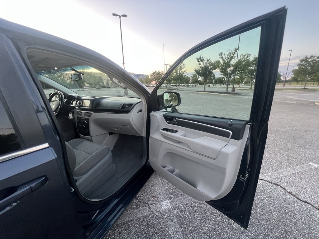 2009 Volkswagen Routan Image 10