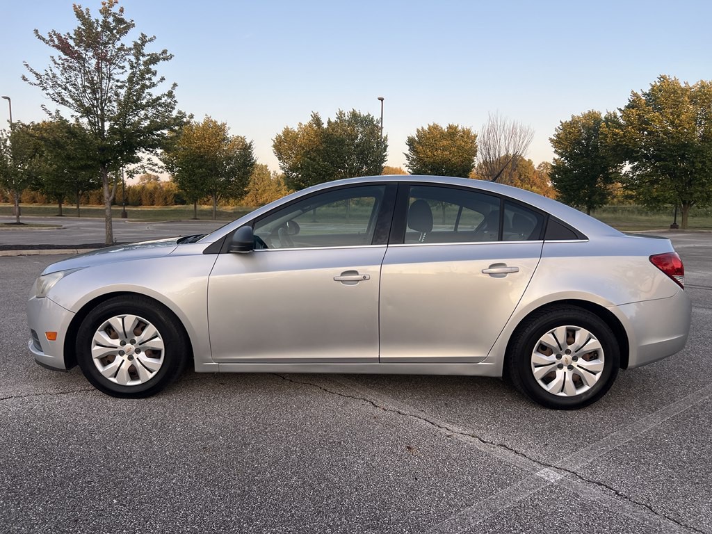 2012 Chevrolet Cruze Image 2
