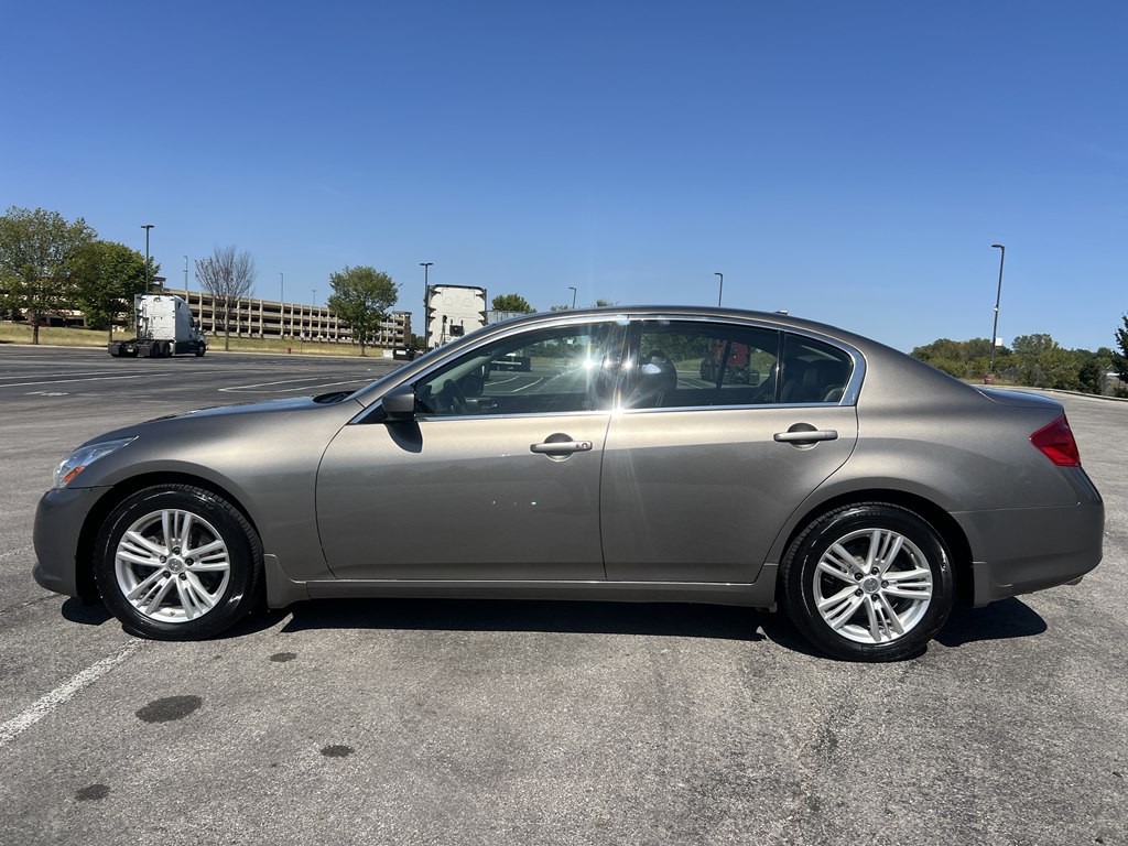 2013 INFINITI G37 Image 2