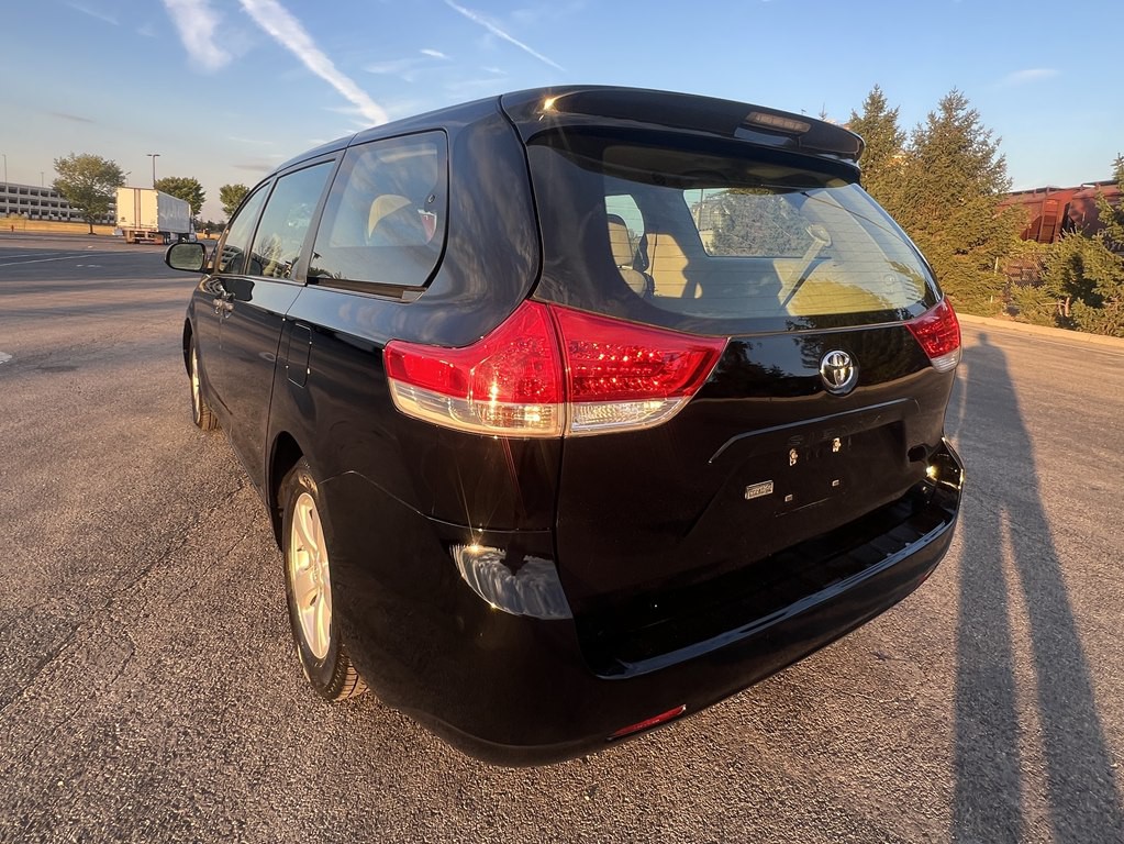 2011 Toyota Sienna Image 3