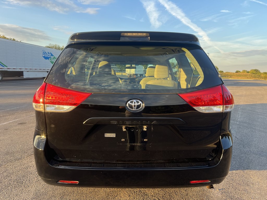 2011 Toyota Sienna Image 4