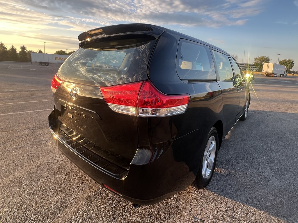 2011 Toyota Sienna Image 5