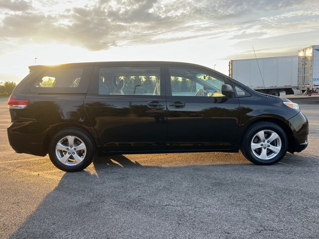 2011 Toyota Sienna Image 6