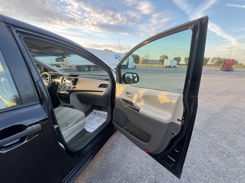 2011 Toyota Sienna Image 10