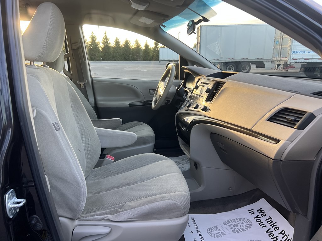 2011 Toyota Sienna Image 11