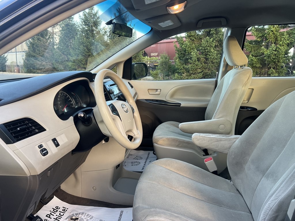 2011 Toyota Sienna Image 17