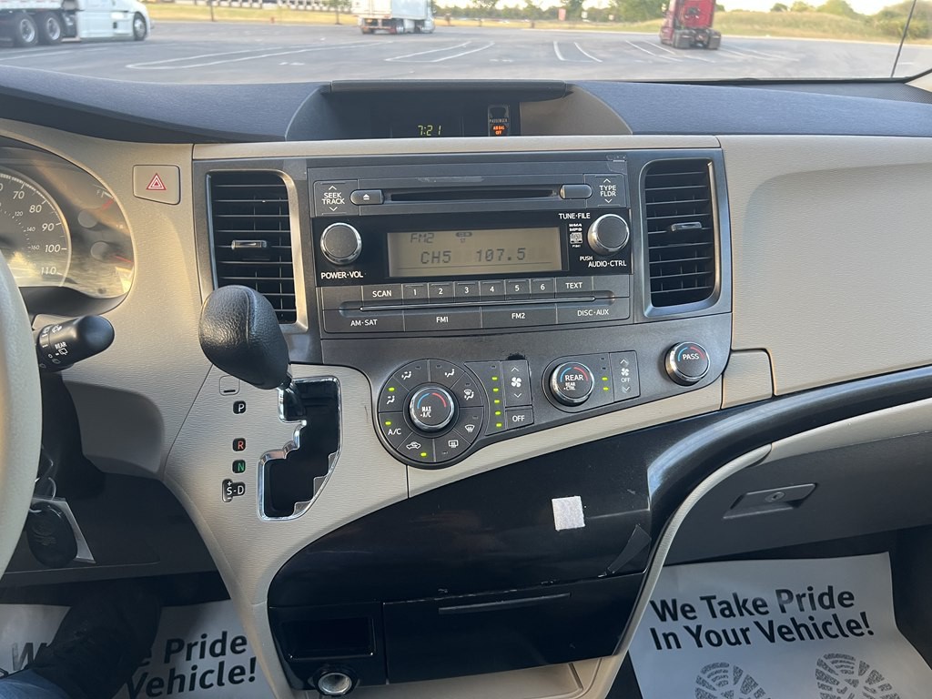 2011 Toyota Sienna Image 19
