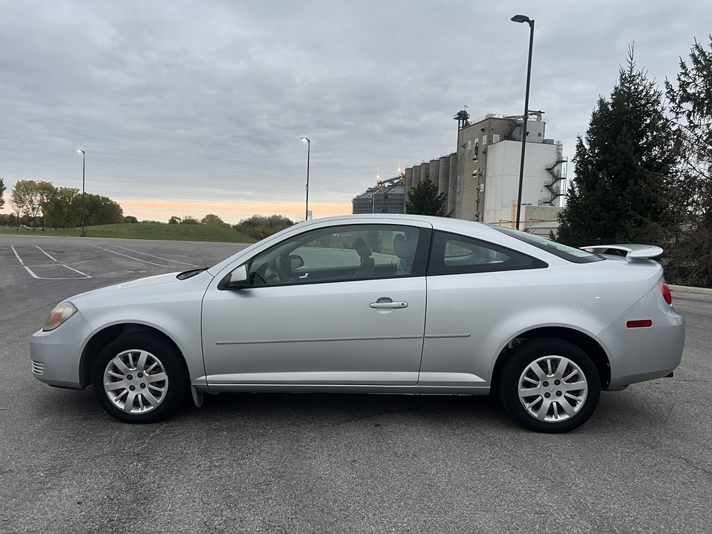2010 Chevrolet Cobalt Image 2