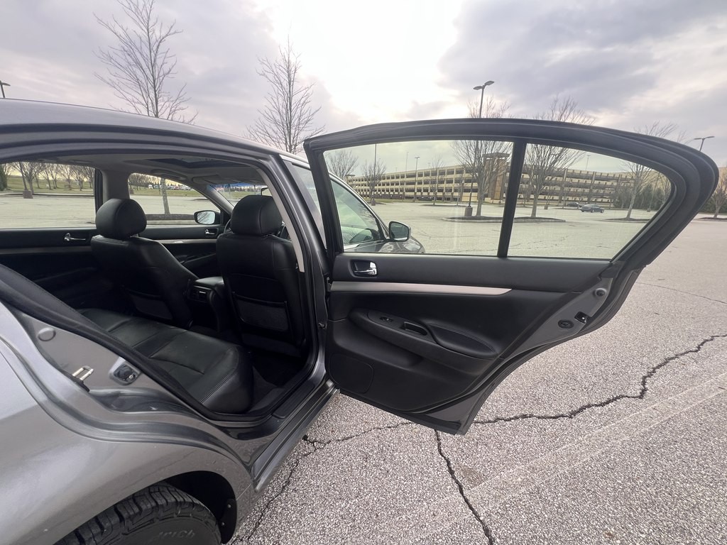 2012 INFINITI G37 Image 12