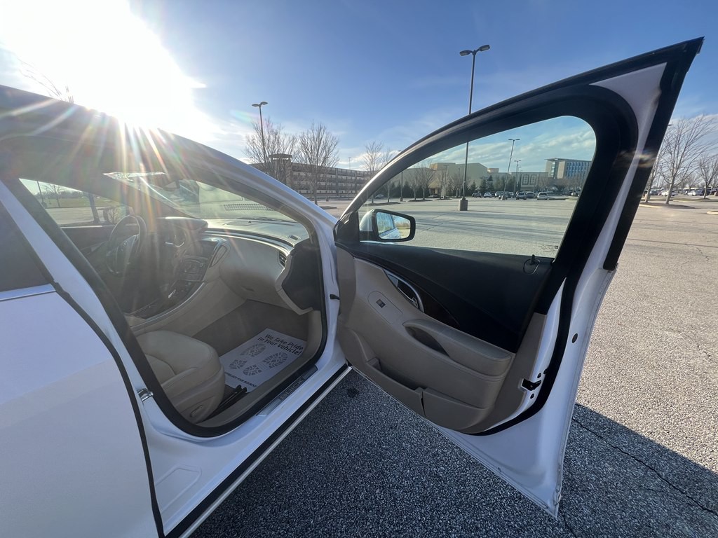 2011 Buick Lacrosse Image 10