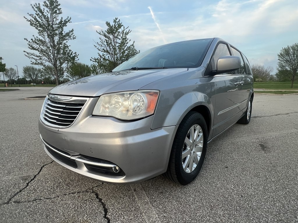 2014 Chrysler Town & Country Image 1