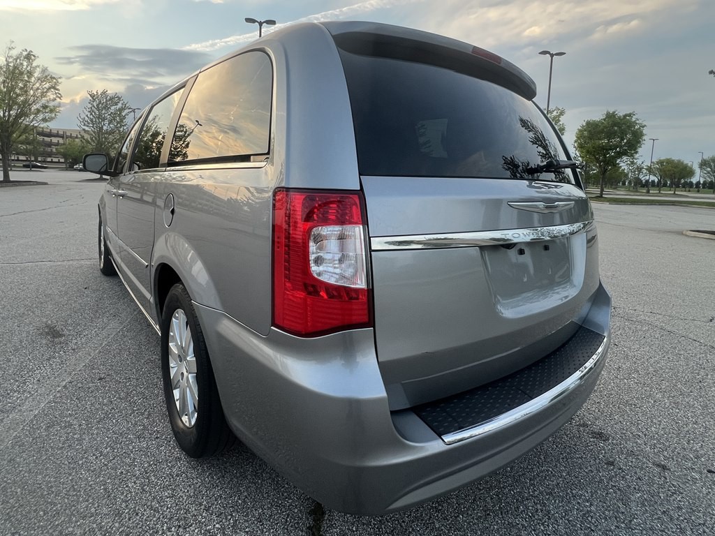 2014 Chrysler Town & Country Image 3
