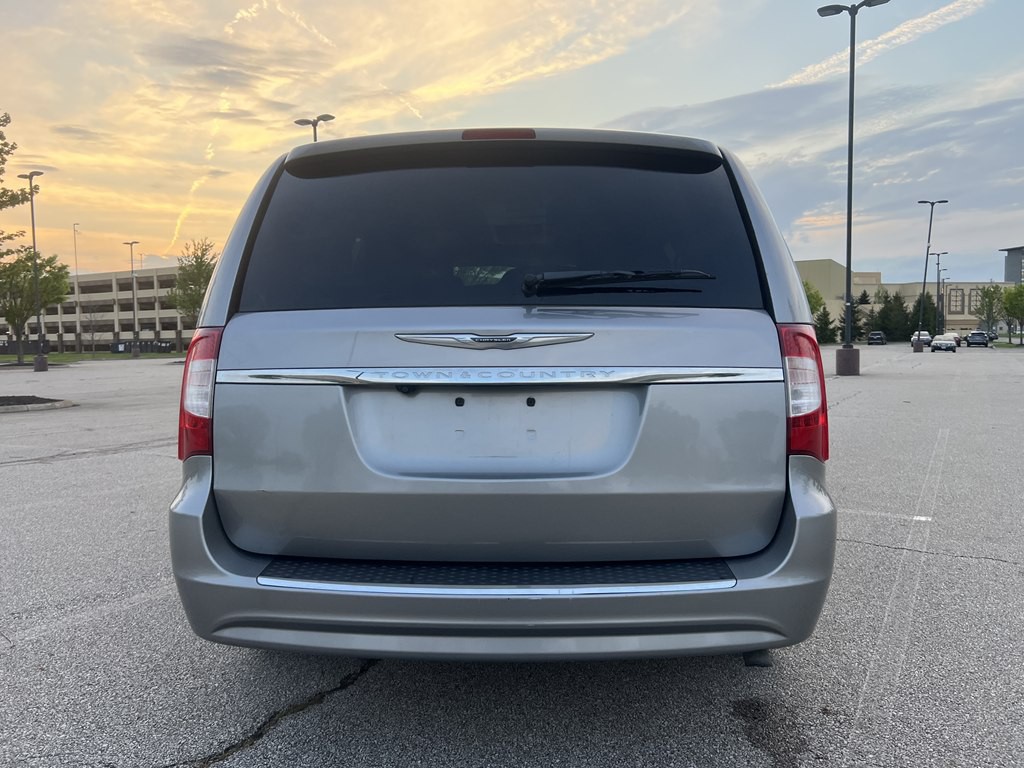 2014 Chrysler Town & Country Image 4