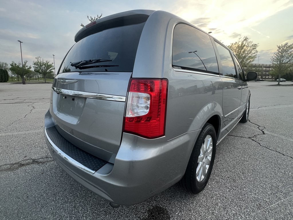 2014 Chrysler Town & Country Image 5